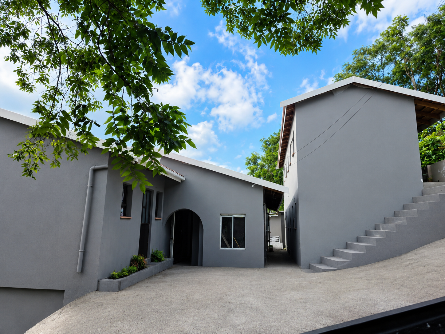 Dolphin Res exterior
